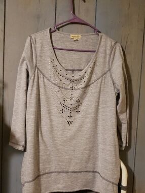 ONE WORLD SIZE LARGE WITH GOLD TRIM